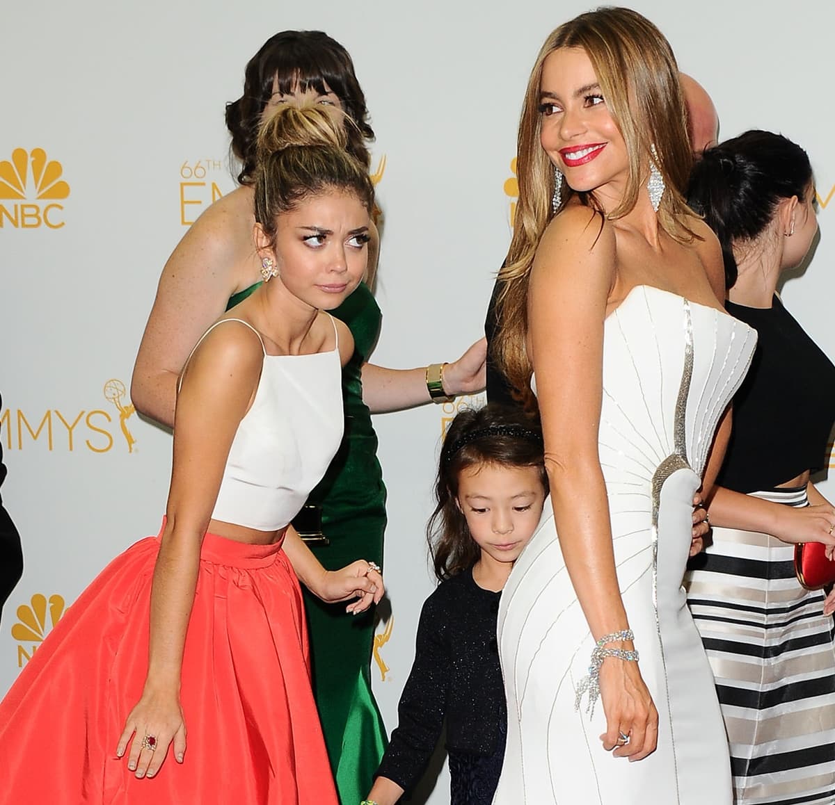 Sarah Hyland, standing at 5'1", humorously highlights the height difference between her and Sofia Vergara, who towers over her at 5'7", as they pose together at the 66th Primetime Emmy Awards