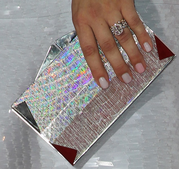 Kaley Cuoco carried an origami-inspired holographic clutch by Jill Haber, featuring sharp geometric corners and silver hardware