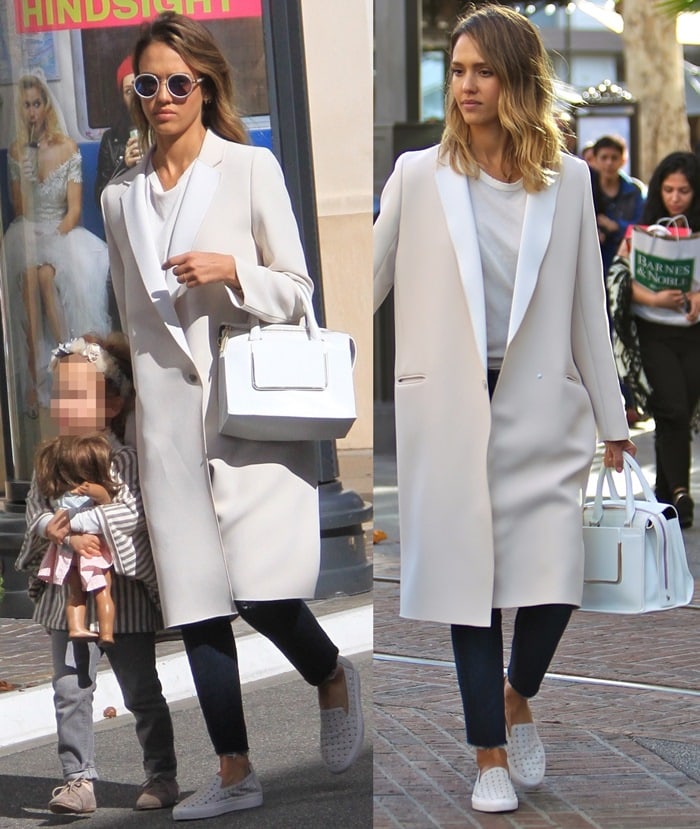 Jessica Alba toted a light grey calf leather "Kalifornia" shoulder bag