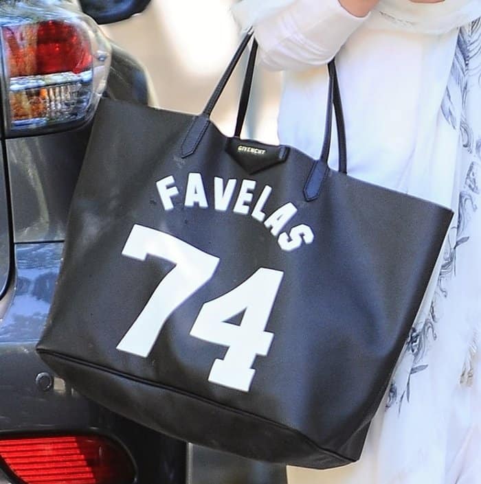 Fergie’s Givenchy Antigona tote features bold “Favelas 74” lettering, referencing designer Riccardo Tisci’s birth year and Brazilian street culture