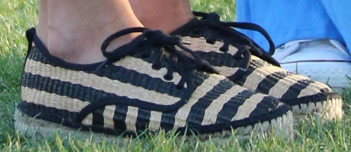 Sarah Hyland added some height to her 5′ 2'' (157 cm) frame with woven espadrille sneakers