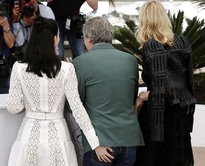 Rooney Mara playfully placed her hand on director Todd Haynes’s back as Cate Blanchett stood beside them, sparking laughter among photographers during the Carol photocall at Cannes