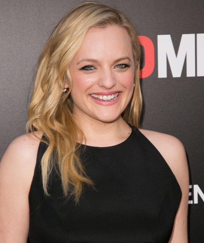 Minimal jewelry and natural-looking makeup complemented Moss's relaxed red-carpet appearance, allowing the clean lines of her outfit to remain the focus