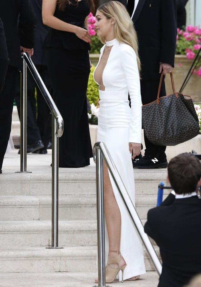 As she navigates the steps, her nude Aquazzura sandals and the gown’s front slit work together to create effortless, elongated movement