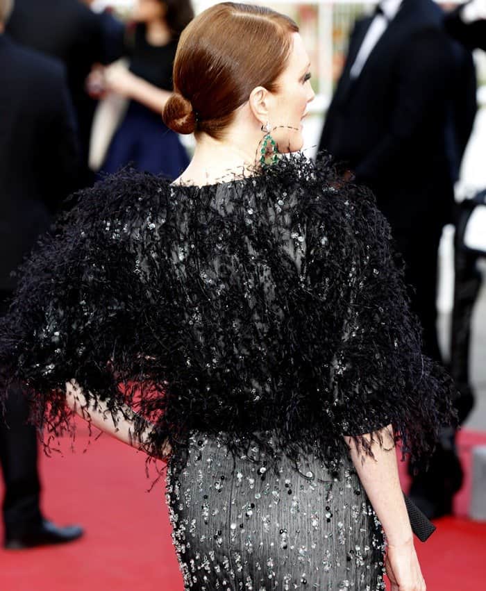 Julianne Moore’s sleek low bun highlighted her emerald Chopard earrings and the feathered detailing of her Armani Privé gown