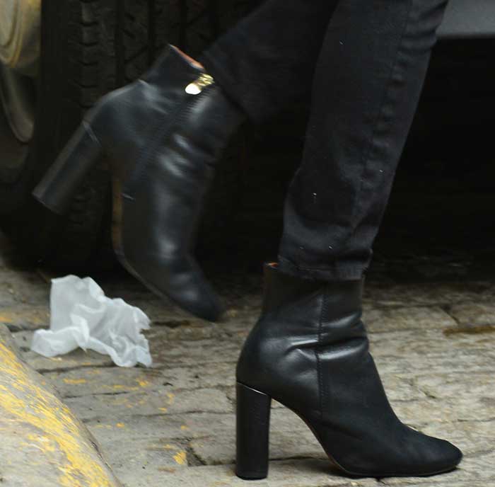 The sleek, high-shaft design and sturdy block heels of Taylor Swift’s Topshop Magnum ankle boots create a leg-lengthening silhouette that complements her slim black dungarees