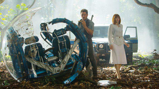 Bryce Dallas Howard Runs Around Jurassic World in Heels