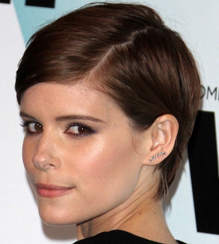 Kate Mara shows of her smoky eye makeup and detailed earring