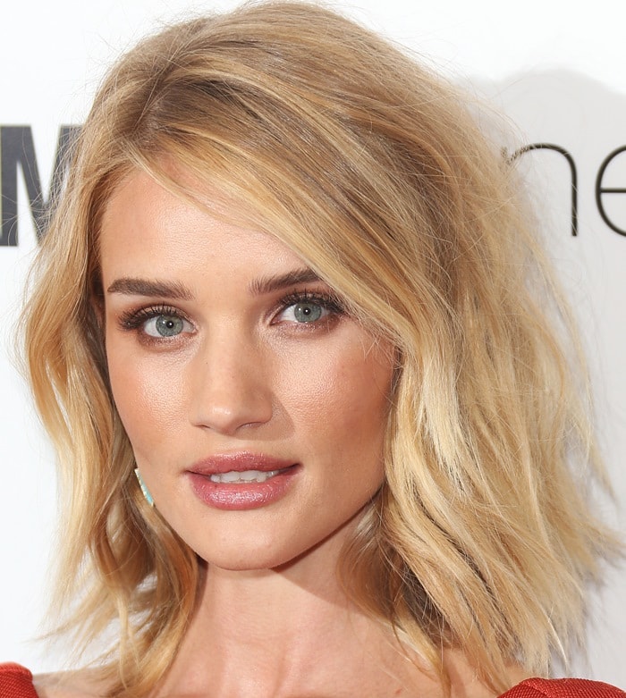 Rosie Huntington-Whiteley with shoulder-length blonde waves and turquoise earrings at the 2015 Glamour Women of the Year Awards