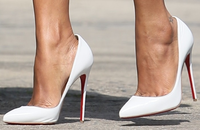Zoe Saldaña reveals toe cleavage in Christian Louboutin shoes