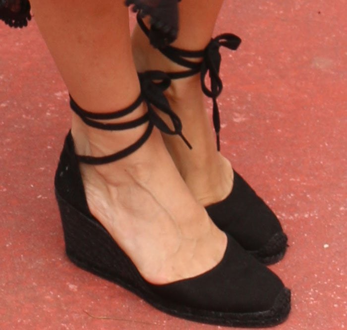 A closer look at Molly Sims’ black Castañer “Carina” espadrille wedges featuring ankle ties and a jute wedge heel