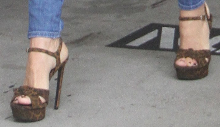 A closer look at Sofia Vergara’s Saint Laurent “Bianca” platform sandals reveals the towering stiletto heel, chunky front platform, and bold leopard print that add dramatic height and high-fashion edge to her casual denim ensemble