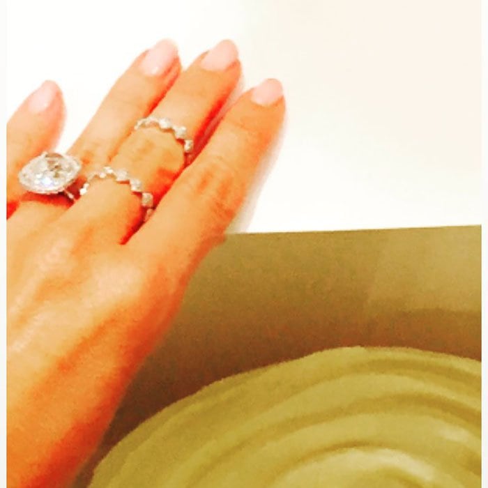 A close-up of Sofia Vergara’s dazzling engagement ring reveals a sizable diamond set on a delicate band, catching the light with brilliant sparkle as she shares the intimate snapshot
