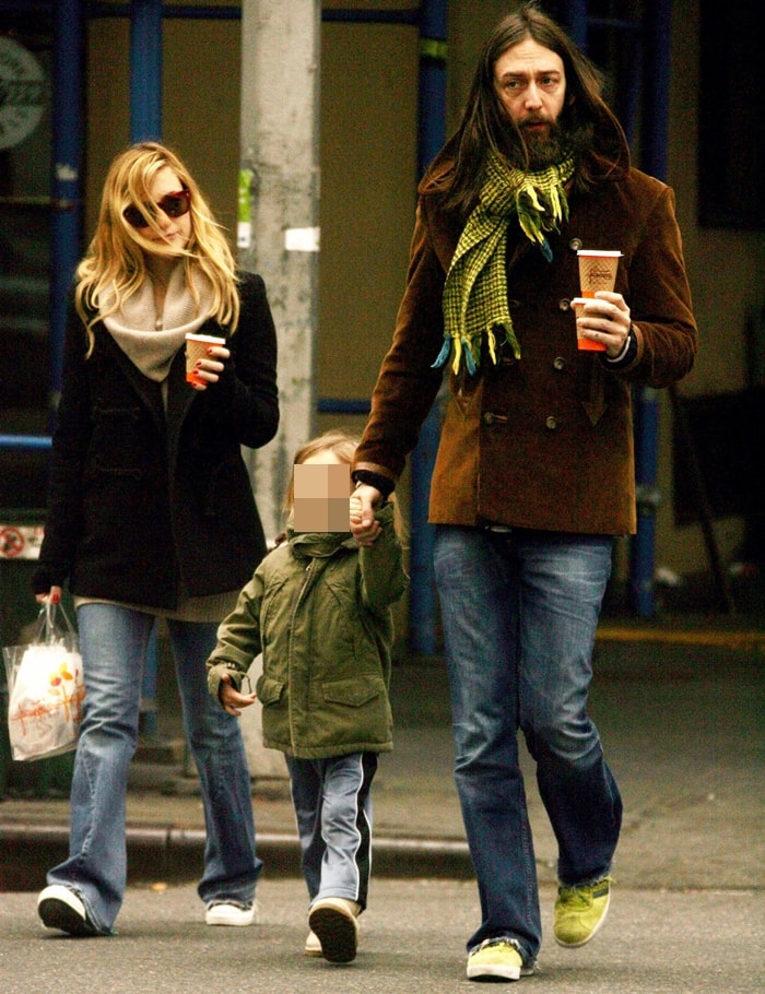 Kate Hudson keeps things effortlessly casual in flat sneakers, straight-leg jeans, and a tailored coat while strolling through New York City with son Ryder and then-husband Chris Robinson on December 9, 2007