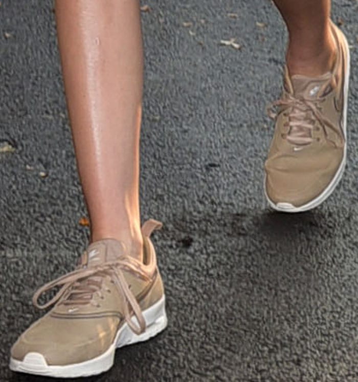 Kendall Jenner wears a pair of beige Nike sneakers as she arrives at a tennis match