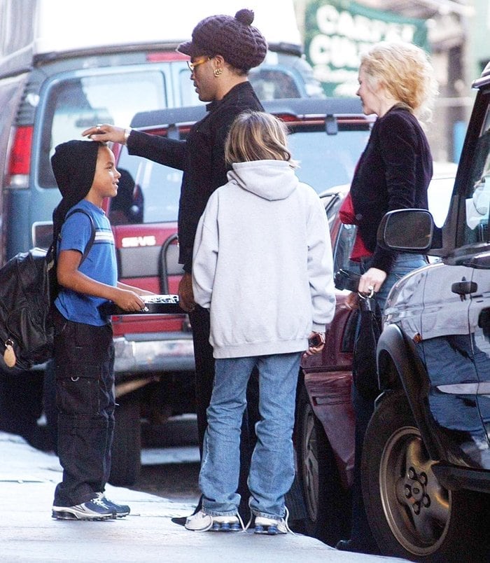Nicole Kidman and Lenny Kravitz share a casual street-style moment in Soho—Kidman in relaxed denim and sneakers, and Kravitz in all-black layers—while being greeted by her children after a day out in New York City on October 12, 2003