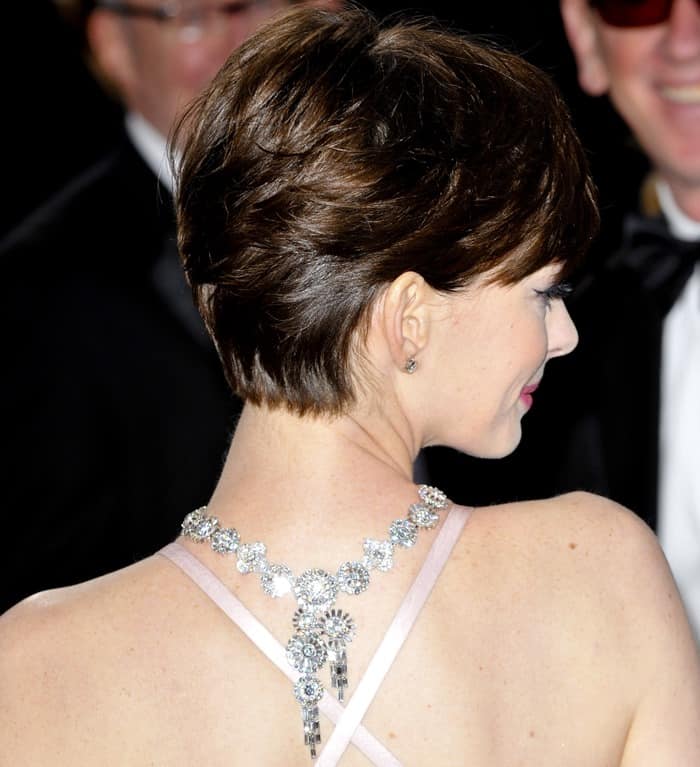 Anne Hathaway styled her dress with a floral necklace from Tiffany Co.