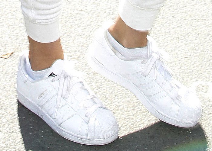 Gigi Hadid wears a pair of Adidas "Superstar" sneakers on her feet
