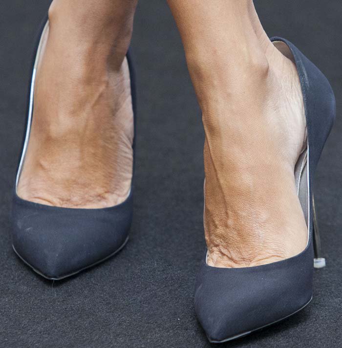 Penélope Cruz shows off her feet in navy blue Casadei shoes