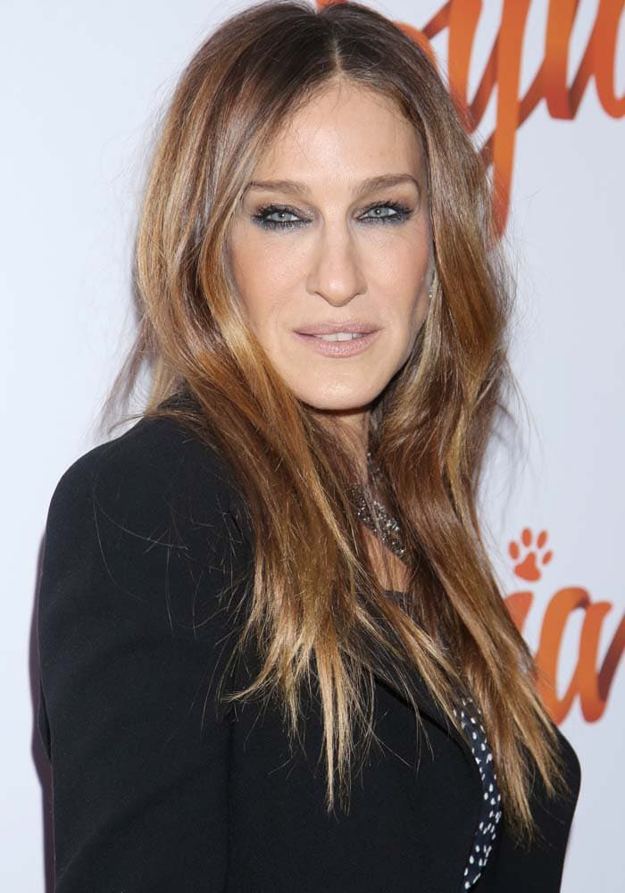 Sarah Jessica Parker wears her signature smoky eye and loose, center-parted waves at the Broadway opening night of Sylvia