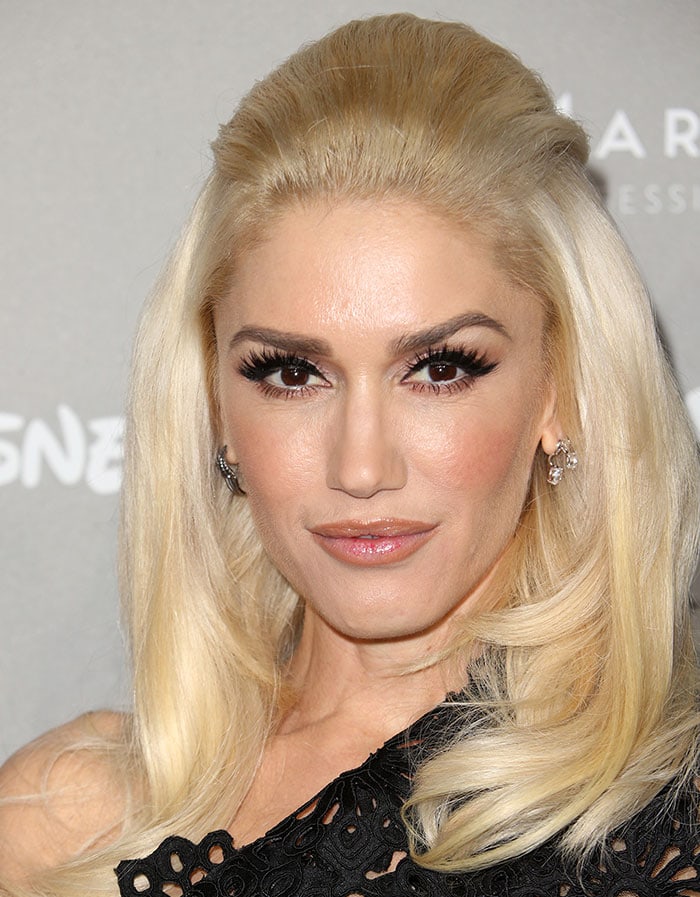 Gwen Stefani paired her signature platinum-blonde hair with dramatic lashes and winged eyeliner, softening the bold look with glossy nude lips at the 2015 Baby2Baby Gala