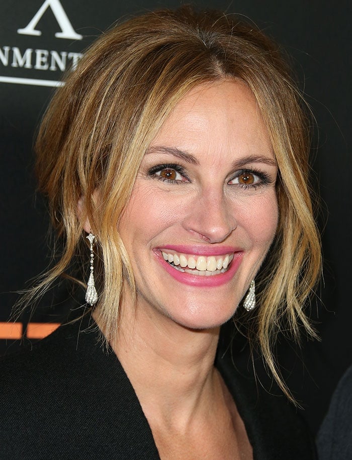 Roberts completed her monochrome ensemble with glowing makeup and pink lipstick that emphasized her natural charm