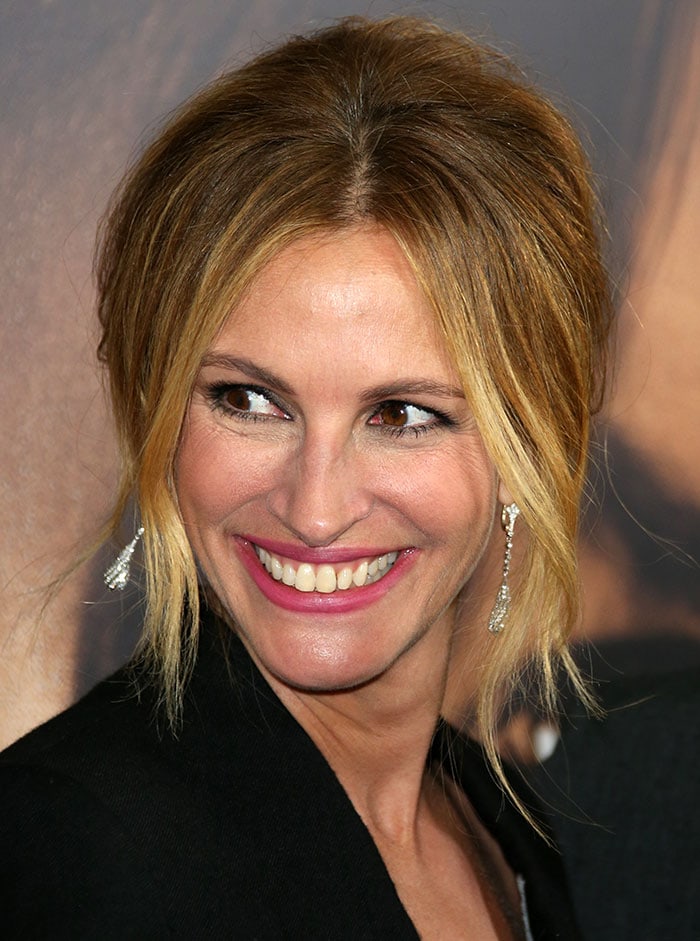 Her effortless updo and diamond drop earrings framed Julia Roberts’ megawatt smile, adding sparkle to her androgynous red-carpet look