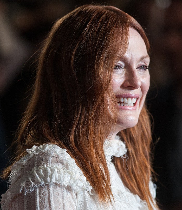 Julianne Moore radiates elegance with her soft, natural waves and minimal makeup