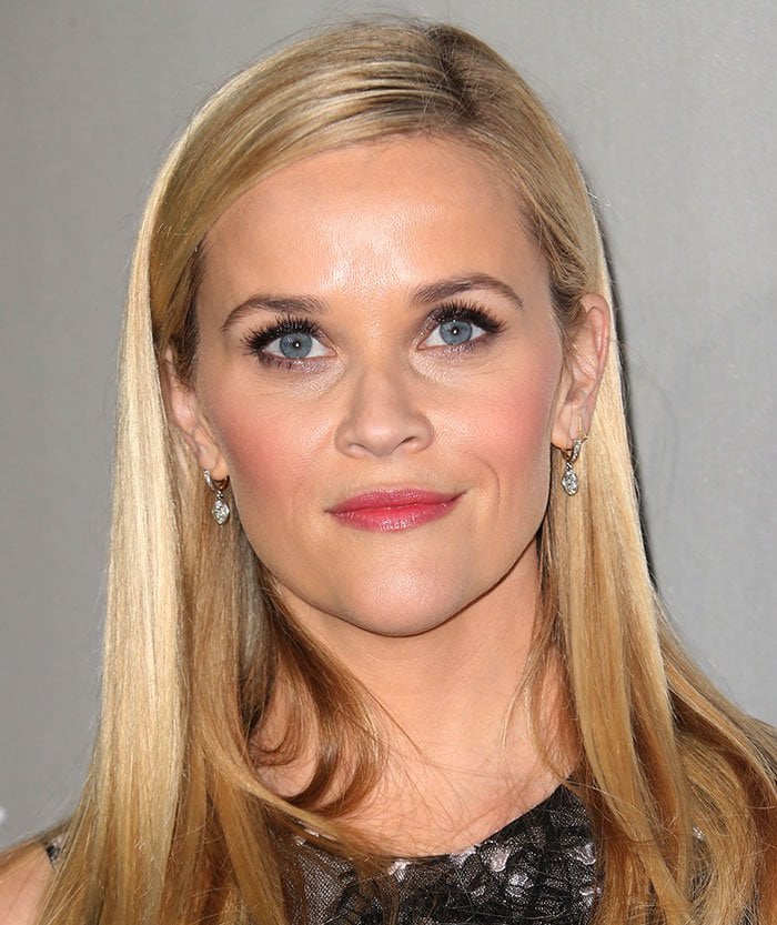 Reese Witherspoon’s soft pink makeup, defined lashes, and sleek side-parted blonde hair complemented the romantic detailing of her couture look at the 2015 Baby2Baby Gala