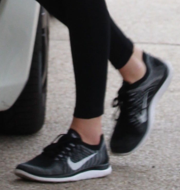 Kendall Jenner completes her sporty outfit with a pair of black and white Nike Flyknit sneakers