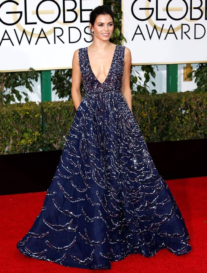 Jenna Dewan-Tatum stuns in a royal blue Zuhair Murad Couture gown, featuring intricate beading and a plunging neckline, at the 2016 Golden Globe Awards