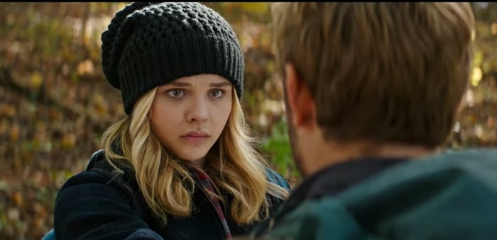 Chloë Grace Moretz portrays Cassie Sullivan in a tense scene from The 5th Wave, where her character confronts the harsh realities of survival