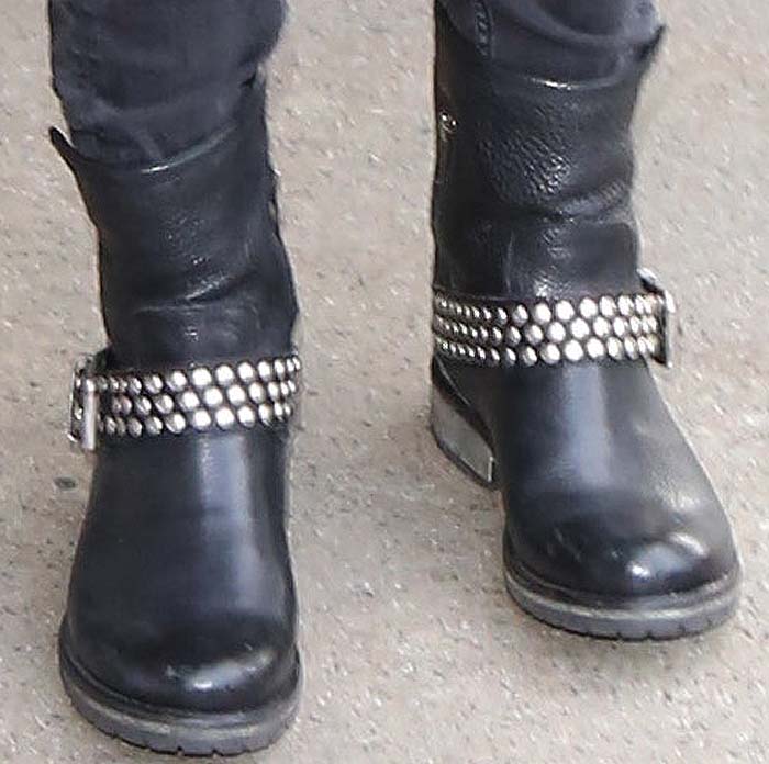 Dakota Johnson grounds her off-duty airport look in Steve Madden “Fraankie” black studded ankle boots, adding a subtle edge that balances the outfit’s otherwise clean, minimalist lines