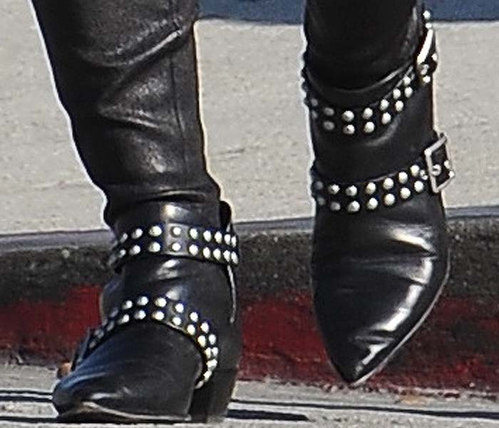 The silver-studded straps and pointed silhouette of Marc by Marc Jacobs’ “Carroll” boots added a rock-inspired edge to Duff’s otherwise streamlined all-black outfit