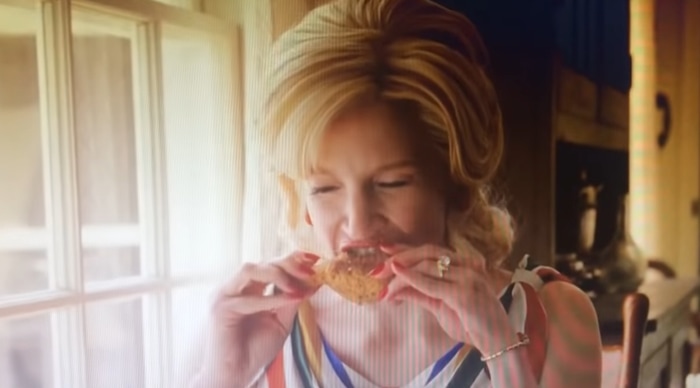 Jessica Chastain as Celia Rae Foote eating a fried chicken prop in The Help, where the actress maintained her vegan diet during filming