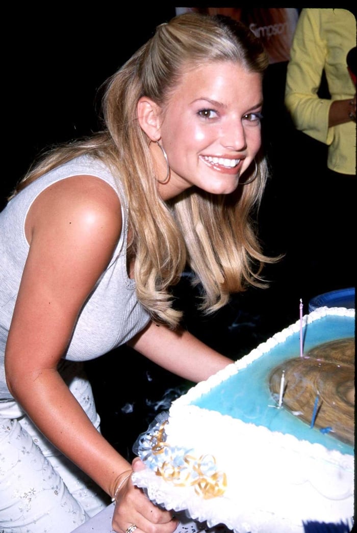 Jessica Simpson celebrates her 20th birthday with a themed cake while greeting fans and cameras