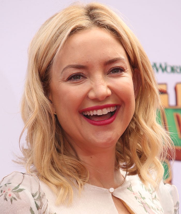 Kate Hudson wore her blonde hair in soft, loose curls at the Kung Fu Panda 3 premiere on January 16, 2016, at the TCL Chinese Theatre in Hollywood, California, pairing the relaxed styling with a fresh, luminous beauty look