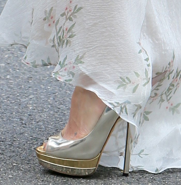 Kate Hudson added dramatic height in mirrored metallic Jimmy Choo Vibe platform pumps, their towering stiletto heels and thick double platforms giving her an elevated, statuesque silhouette beneath the flowing chiffon hem