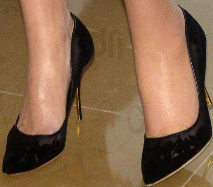Kate Winslet shows off her size 11 (US) feet in sleek black patent Rupert Sanderson pumps with gold stiletto heels