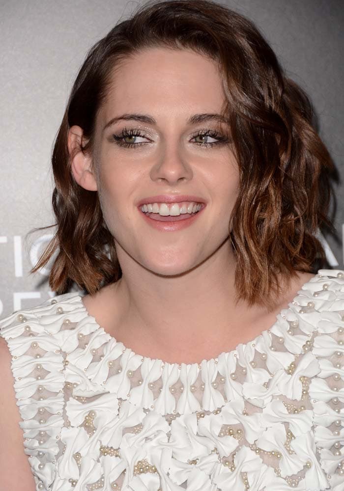 Kristen Stewart wears her brown hair in curls at the 2016 National Board Of Review Gala in New York