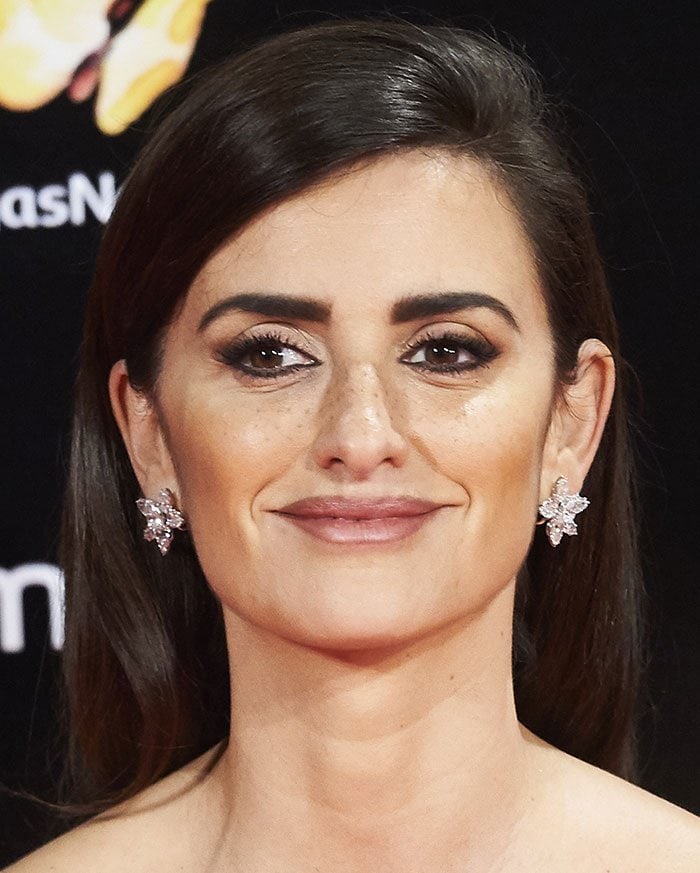 Penélope Cruz wears her dark hair down with kohl-rimmed eyes
