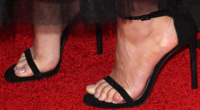 Kaley Cuoco's feet in Stuart Weitzman's "Nudist" sandals