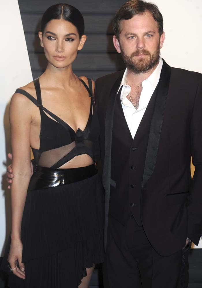 Lily Aldridge and Caleb Followill arrive together in coordinated black eveningwear, balancing high-fashion drama with understated red-carpet polish