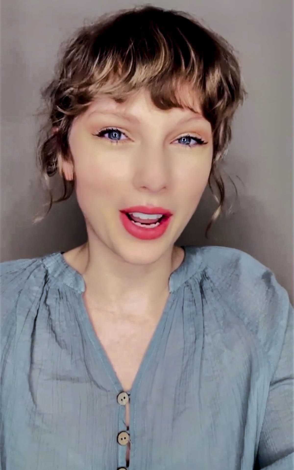 Taylor Swift announced on social media in April 2021 the release of a new version of her album Fearless