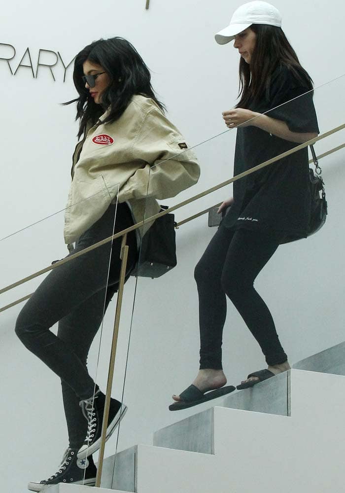 Kylie made her way down the gallery steps in her black Converse high-tops, pairing them with sleek leather skinnies for an effortlessly cool finish