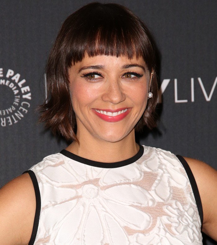 Rashida Jones accessorizes with Kavant Sharart pearl earrings