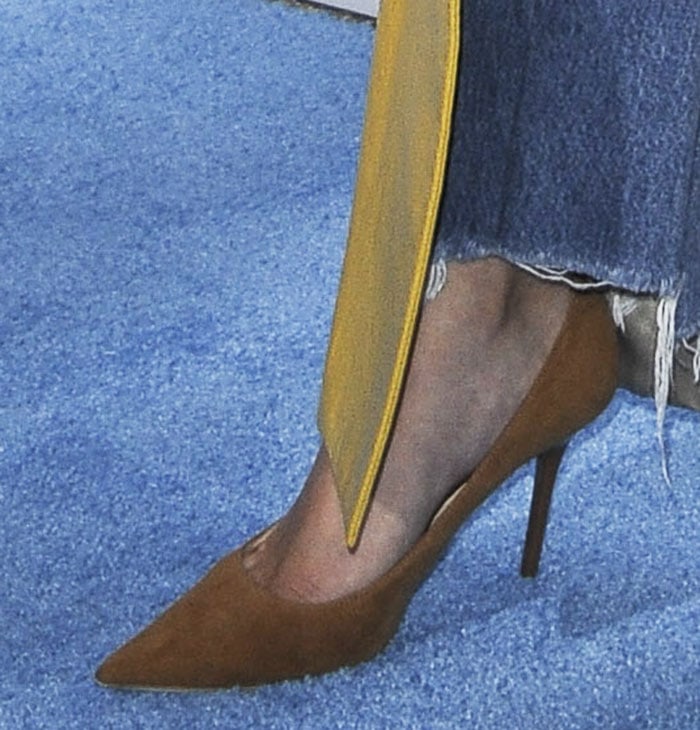 A closer look at Selena Gomez’s luggage-suede Manolo Blahnik “BB” pumps reveals their sleek pointed toes and elegant stiletto heels, perfectly offsetting the casual frayed-hem jeans and bright yellow coat from The Row