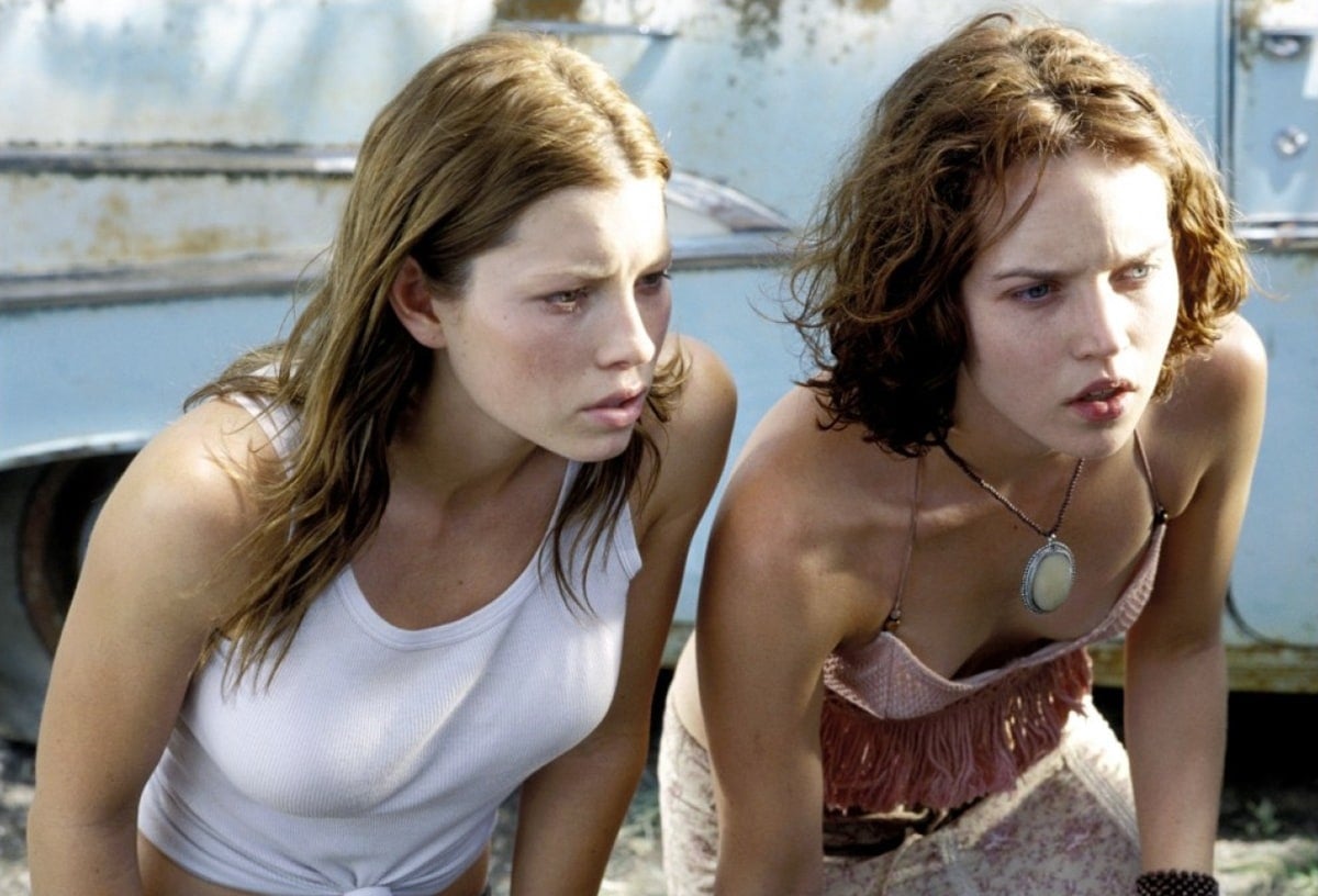 Jessica Biel, in a simple white tank top and low-rise jeans, embodies the early-2000s “final girl” look alongside Erica Leerhsen’s boho-inspired halter top and fringe details in The Texas Chainsaw Massacre (2003)