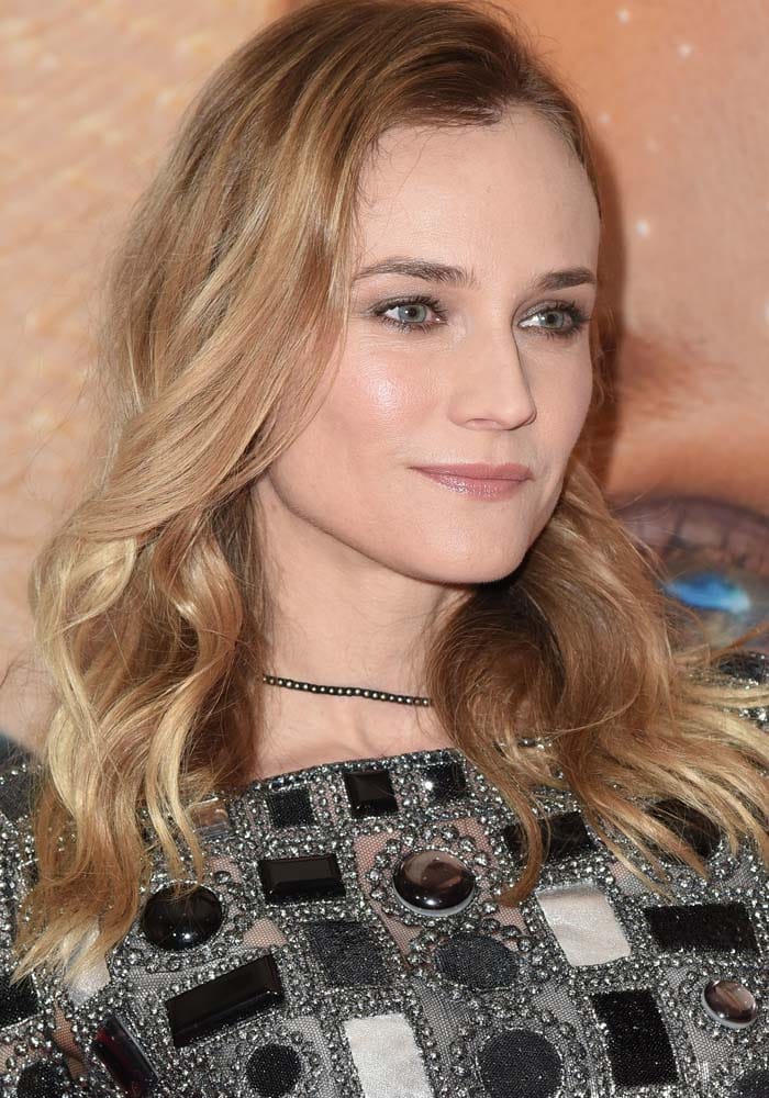Diane Kruger curls her hair for the German premiere of "Sky" held May 26, 2016 in Berlin, Germany
