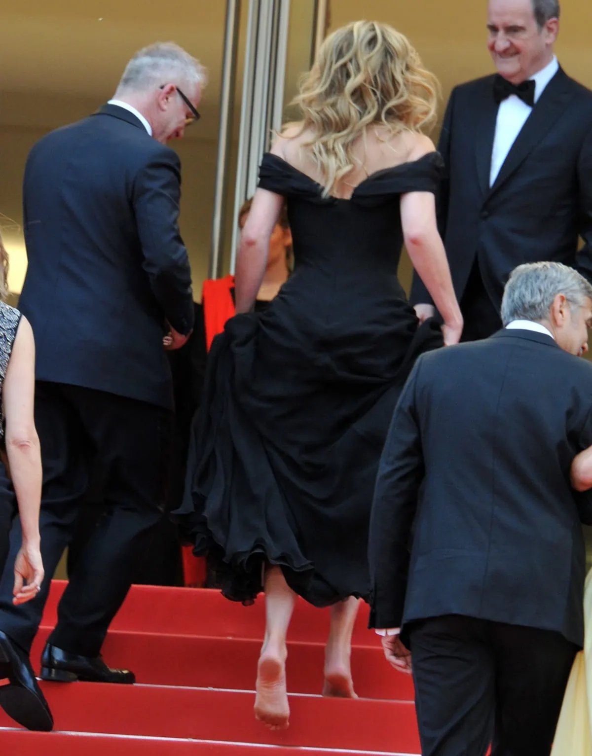 Stepping onto the Money Monster red carpet at Cannes, Julia Roberts quietly defied convention by removing her heels and ascending the steps barefoot, turning a simple gesture into a lasting fashion statement